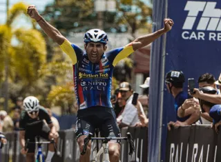 Roberto González celebra su triunfo.