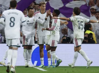 Jugadores del Real Madrid celebran uno de los goles anotados ante el Sevilla en la jornada de la Liga Española.