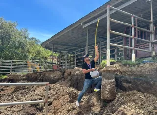 El científico panameño Isaac Guerra Araúz realiza mediciones en Azuero para evaluar las deformaciones del terreno y los daños causados por el terremoto.