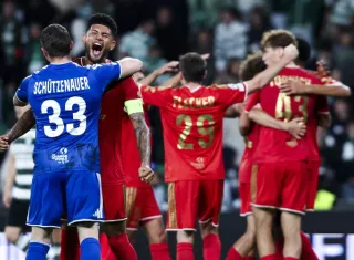 El panameño Andrés Andrade (izq) celebra con el portero Tobias Schutzenauer y sus otros compañeros tras la victoria.