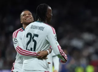 El delantero marfileño del Real Madrid, Yan Diomande (d), celebra su gol con el francés Kylian Mbappé. 
