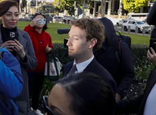Zuckerberg estudia irse de California si prospera un impuesto a los ricos