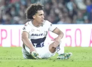El volante panameño Adalberto 'Coco' Carrasquilla cuando quedó lesionado en el partido de Pumas ante el Santos Laguna disputado la noche del miércoles.