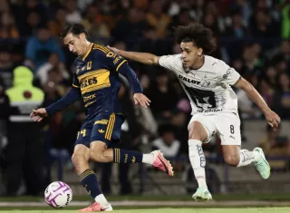 El volante panameño Adalberto ‘Coco’ Carrasquilla (der.) durante el encuentro que disputó su equipo, Pumas de la UNAM, ante los Tigres.