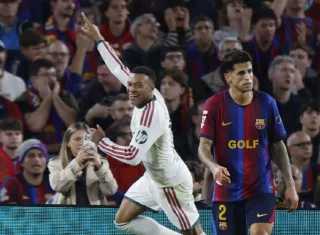 El delantero francés del Real Madrid, Kylian Mbappé, celebra el primer gol del equipo madridista, que venció 2-1 al Barcelona en el Clásico del fútbol español.