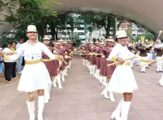 Dos rutas, más de 100 bandas y ambiente patrio en la capital