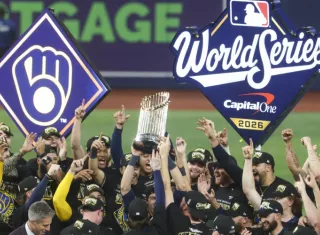 Jugadores de los Cerveceros de Milwaukee celebran el título de la Serie Mundial de Béisbol.