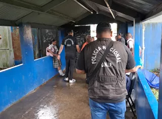 Unidades de la DIJ realizan inspección en el centro escolar.