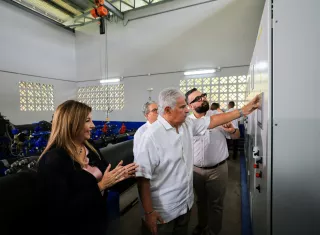 Presidente Mulino acciona el botón del anillo.