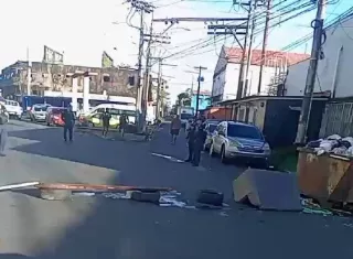 Moradores cierran vía en protesta a la suspensión de los desfiles del 5 de noviembre.