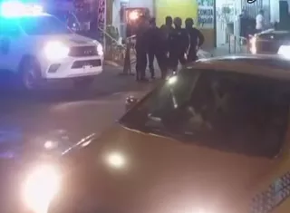 Unidades de la Policía Nacional llegan a la escena del crimen.