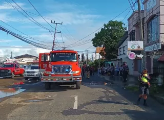 Bomberos controlan conato de incendio en salón de belleza.