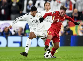 Alexis Mac Allister (R) contra Jude Bellingham. /Foto: EFE