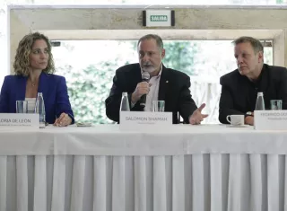  El director de Promtur, Salomón Shaman (c) habla junto a la administradora general de la Autoridad de Turismo de Panamá (i) y el presidente de Gondens, Federico Gonzalez.
