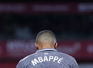 El delantero francés del Real Madrid Kylian Mbappé en el estadio Montilivi, en Girona. EFE