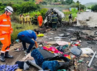 Bomberos acuden al lugar del accidente. Foto: EFE