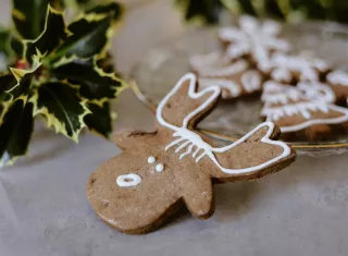 Hacer galletas o dulces es una buena opción para pasar tiempo con tus hijos. Foto: Pexels