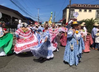 Miles de polleras colorearon las calles de Las Tablas. Foto: Archivo