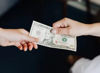 Sigue la controversia por el tema de las propinas: Foto: Prexels