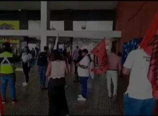 Apoyo a los jóvenes universitario que enfrenta audiencia.  (Foto: Landro Ortíz)
