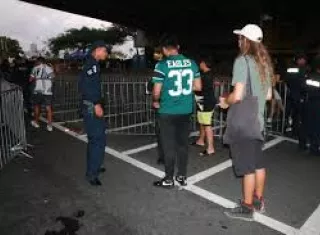 Revisión policial antes del ingreso a las actividades de carnaval.  (Foto:Ilustrativa)