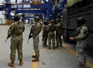 Miembros de la Infantería de Marina vigilan en el Terminal Portuario de Guayaquil. Foto: EFE