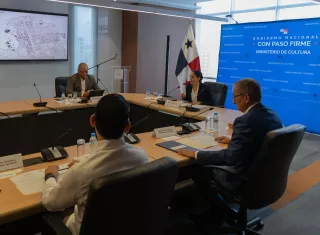 Herrera junto a la mesa de trabajo. Foto: Cortesía