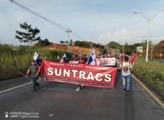 Marcha y volante por obreros del Suntracs esta mañana.