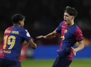 Pau Cubarsí (d) celebra su gol, segundo del equipo blaugrana. /Foto: EFE