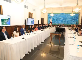 Reunión para afinar detalles del proyecto carretero.