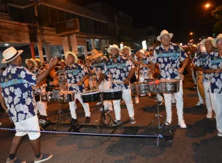 Los Rumberos, una de las comparsas presentes en el carnaval de la Calle Rosario.