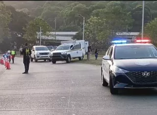 Levantamiento del cuerpo en la escena del accidente de tránsito.