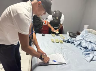 Se le encontró más de 44 mil dólares en efectivo. Foto: Cortesía