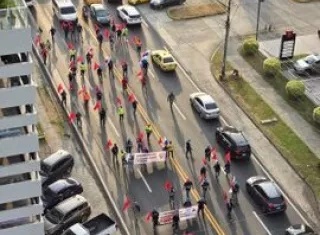 Marcha  del Suntracs en vía Israel.