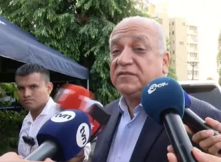 El diputado Luis Eduardo Camacho brinda detalles a la prensa nacional sobre la salida de Martinelli hacia Nicaragua.