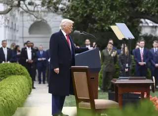 El presidente de Estados Unidos, Donald Trump, habla durante el anuncio de sus aranceles a diversos países. Foto: EFE