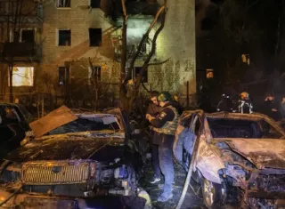 Personal de emergencias ucraniano tras el ataque de la pasada noche en Járkov. Foto: EFE