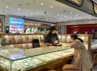 Una vendedora atiende a una clienta en un puesto de venta en el Mercado de las Perlas de Beijing.  Foto: Rocío Martins