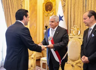 Embajador de EE.UU. formaliza sus credenciales al mandatario Mulino.