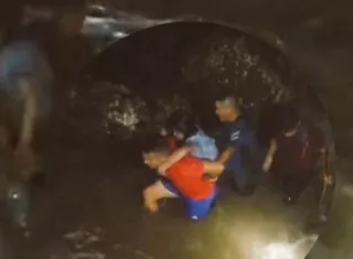 Una de las estudiantes rescatadas por moradores.