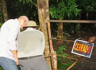 La puerta fue cerrada con un candado.