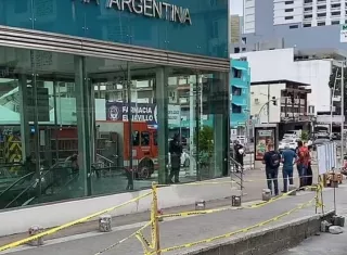 La mujer sobrevivió a la caída.