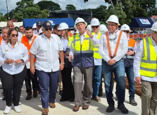 Recorrido en la área de construcción del puerto.