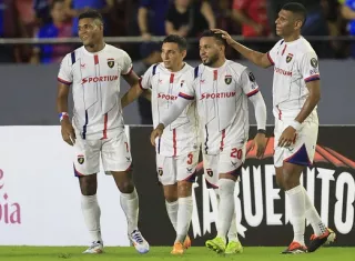Jugadores del Plaza Amador celebran uno de los goles anotados. Foto: EFE