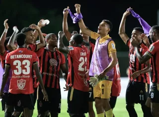 Jugadores del Sporting de San Miguelito celebran su clasificación a los cuartos de final de la Copa Centroamericana de Clubes de la Concacaf, luego de vencer 2-0 al Sport Herediano. Foto: EFE