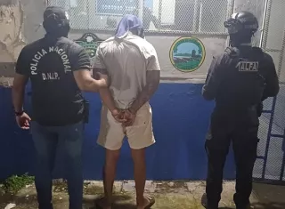 Elvis Joel Cordero, incluido en la lista de los "Más Buscados" por los delitos de homicidio y tentativa, fue aprehendido en Cativá.  /  Foto: PN