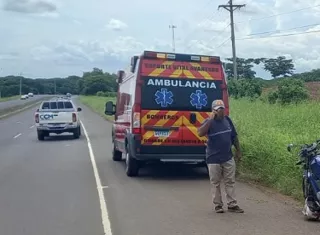 Una ambulancia del Cuerpo de Bomberos auxilió a la víctima.  /  Foto: Archivo