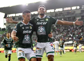 James Rodríguez (i) e Ismael Díaz, del León celebran un gol este sábado.