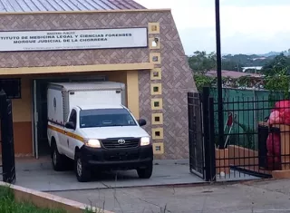 El cadáver de la víctima fue trasladado a la morgue de La Chorrera.  /  Foto: Eric Montenegro