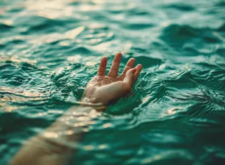 El cadáver del joven fue ubicado en la orilla de un río.  Foto ilustrativa: Pexels